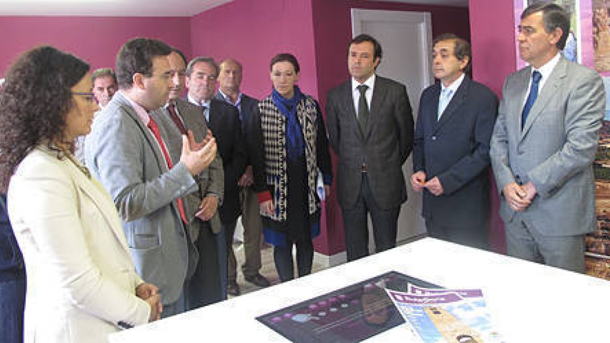 Autoridades que asistieron a la inauguración de la oficina de turismo de San Esteban./ J. N.-