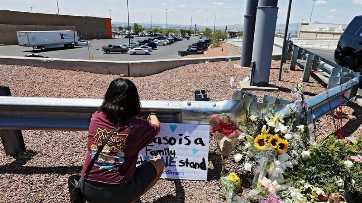 Una mujer coloca flores cerca del lugar del ataque en El paso.-EFE / LARRY W. SMITH