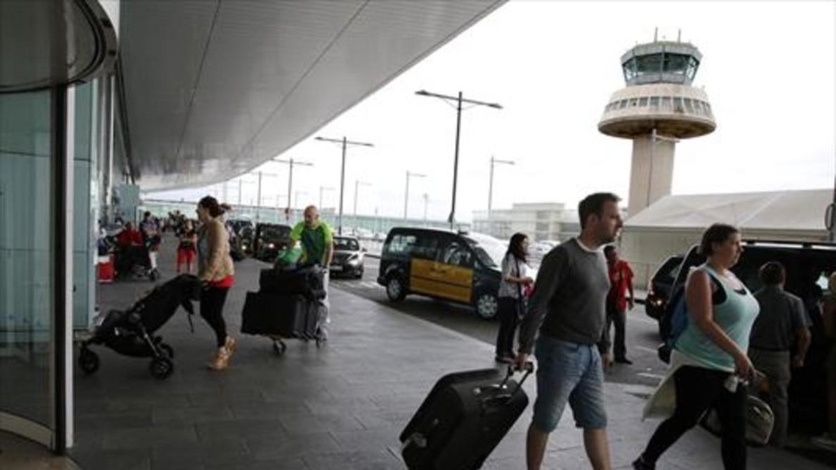 El Prat - Pasajeros del aeropuerto barcelonés, en julio pasado. /-RICARD CUGAT