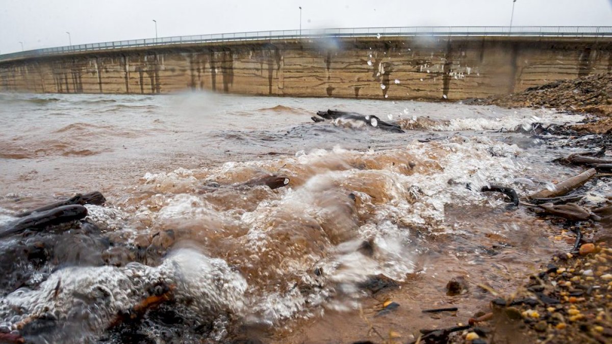 'Oleaje' en el embalse de la Cuerda del Pozo en una imagen de archivo. MARIO TEJEDOR