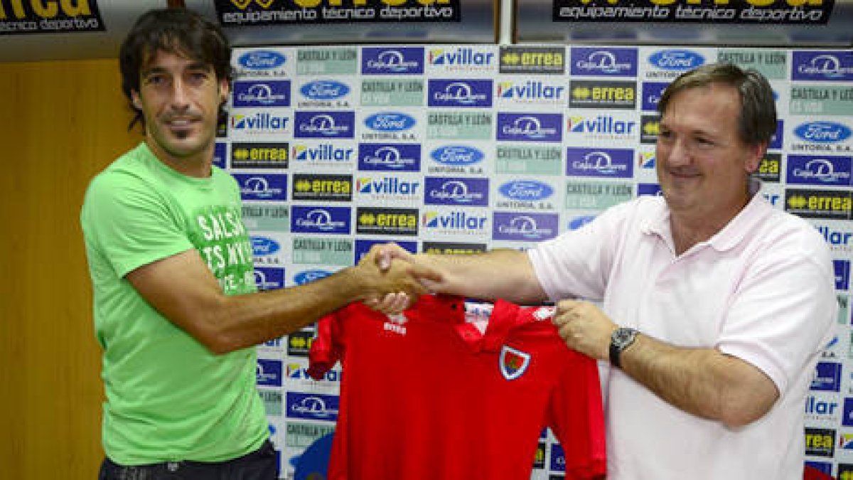 Unai Expósito durante su presentación como nuevo jugador rojillo. / ÁLVARO MARTÍNEZ-