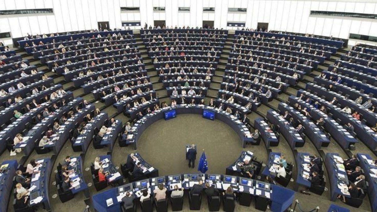 El presidente de la Comisión Europea, Jean-Claude Juncker (c), ofrece su discurso anual sobre el estado de la Unión en el Parlamento Europeo.-EFE/Patrick Seeger