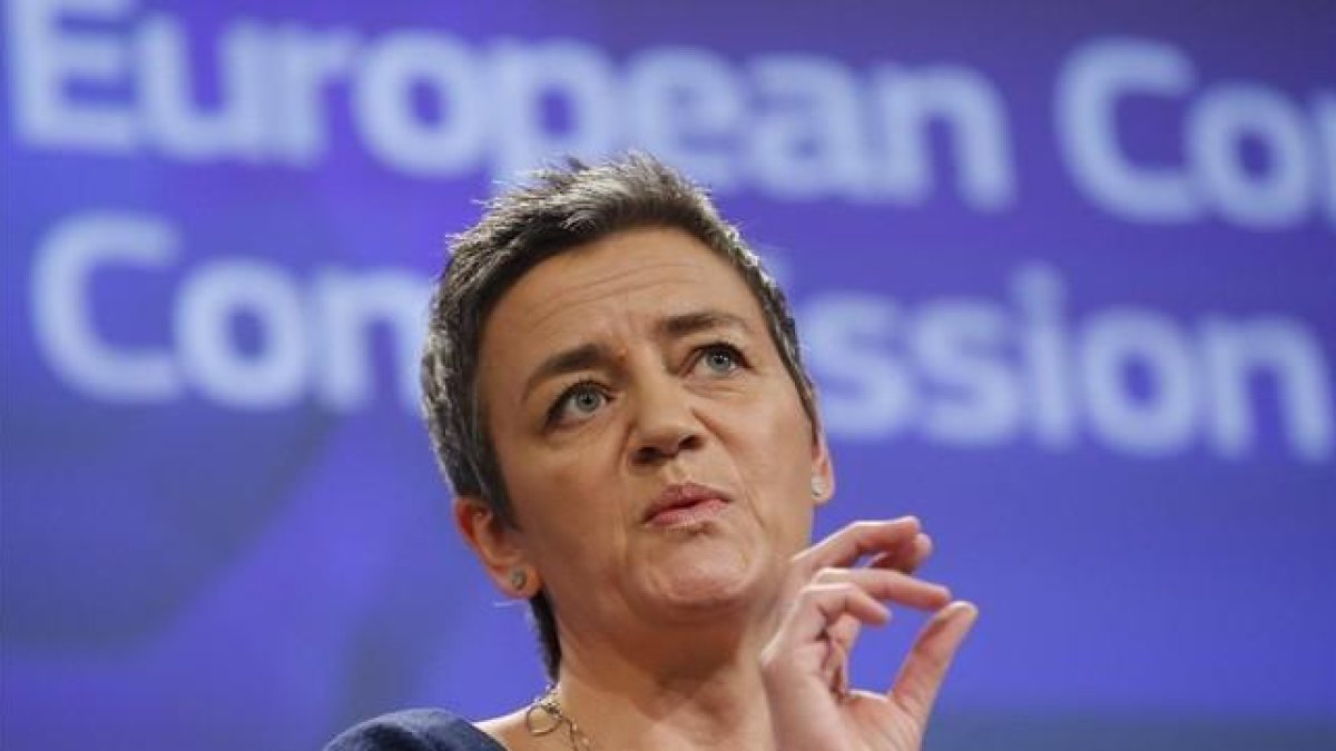 La comisaria europea de Competencia Margrethe Vestager en una rueda de prensa en Bruselas, Bélgica.-EFE / OLIVIER HOSLET