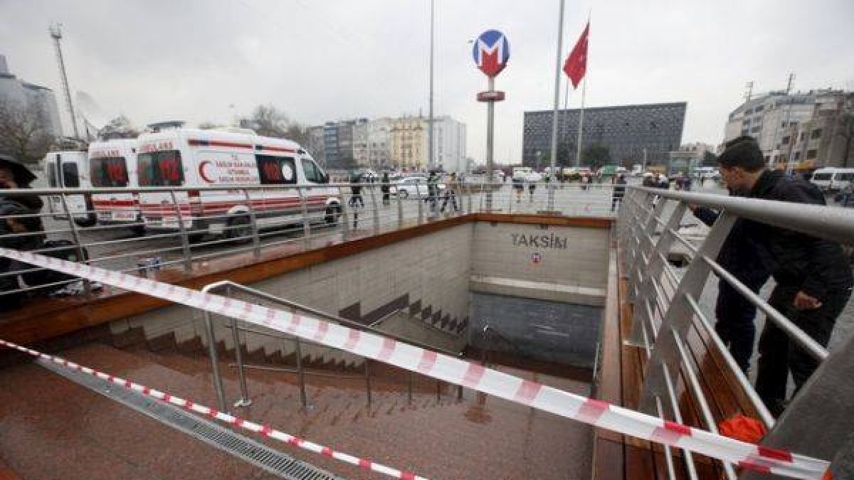 Una estación de metro de Estambul, cerrada por el apagón que ha afectado a Turquía este martes.-Foto: REUTERS / OSMAN ORSAL