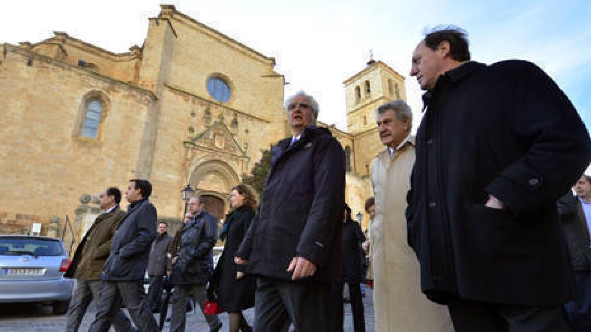 Herrero, Posada y Marqués pasan ante la colegiata de Nuestra Señora del Mercado. / ÁLVARO MARTÍNEZ-