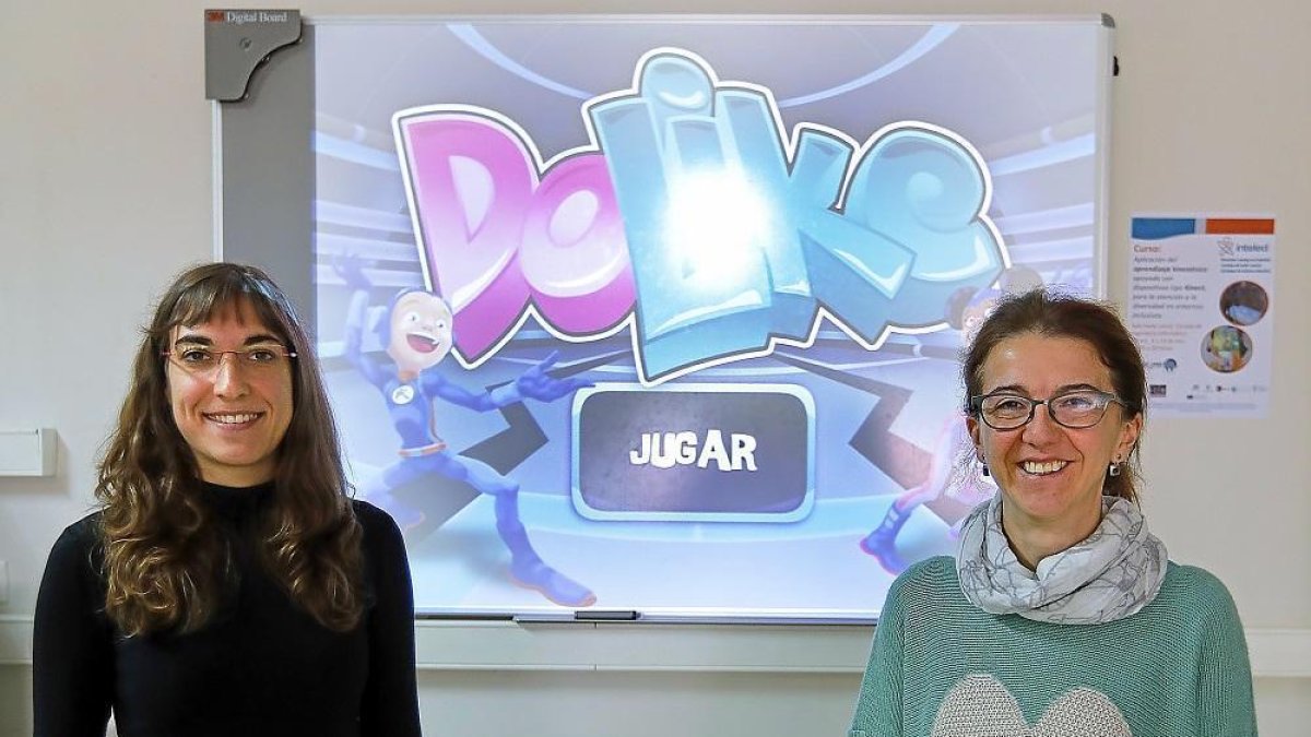 Eva Fernández y Alejandra Martínez en las instalaciones de la Escuela de Ingeniería Informática de Valladolid.-- J. M. LOSTAU