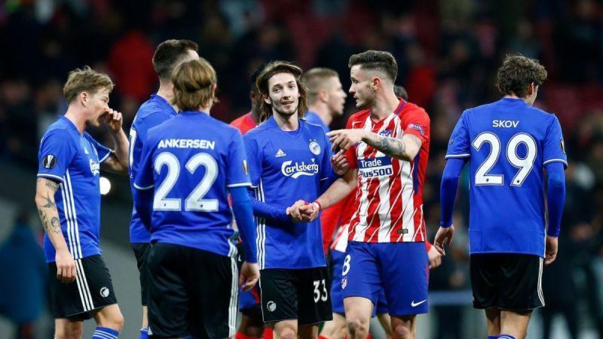 Los jugadores del Atlético, tras lograr el pase para octavos, en Copenhague.-BENJAMIN CREMEL (AFP)