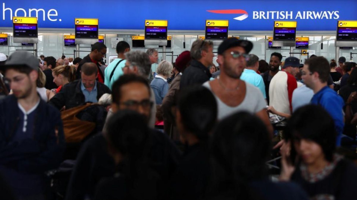 Situación en el área de facturación de equipajes de British Airways en Heathrow.-REUTERS
