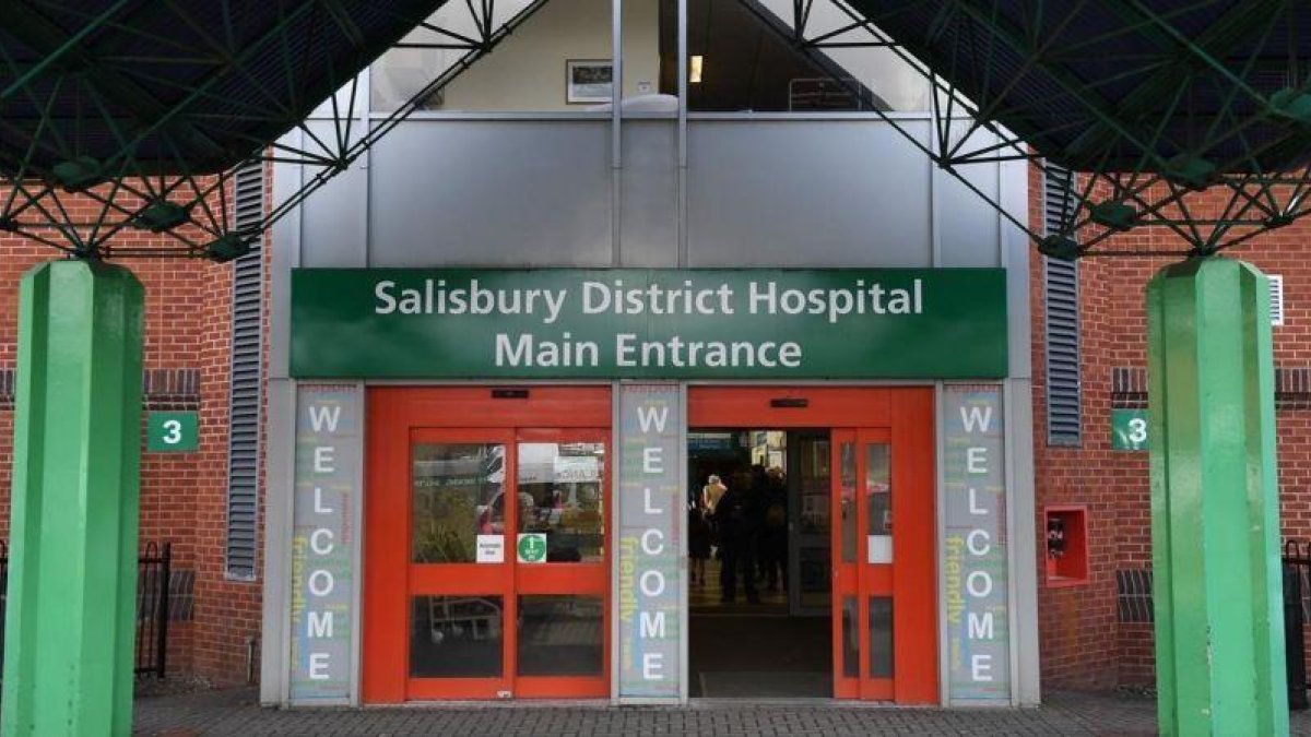 Entrada del hospital del Salisbury donde permanecen ingresadas las dos personas. /-AFP / CHRIS J RATCLIFFE