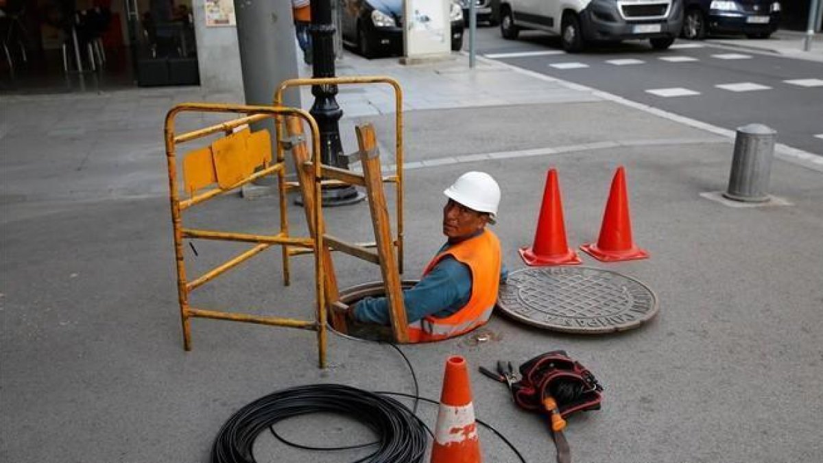 Trabajador instalando la fibra óptica.-ÁLVARO MONGE