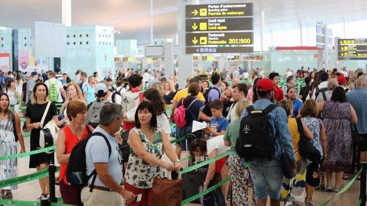 Accesos a los controles en el primer día de huelga en el aeropuerto de El Prat.-JOAN CORTADELLAS
