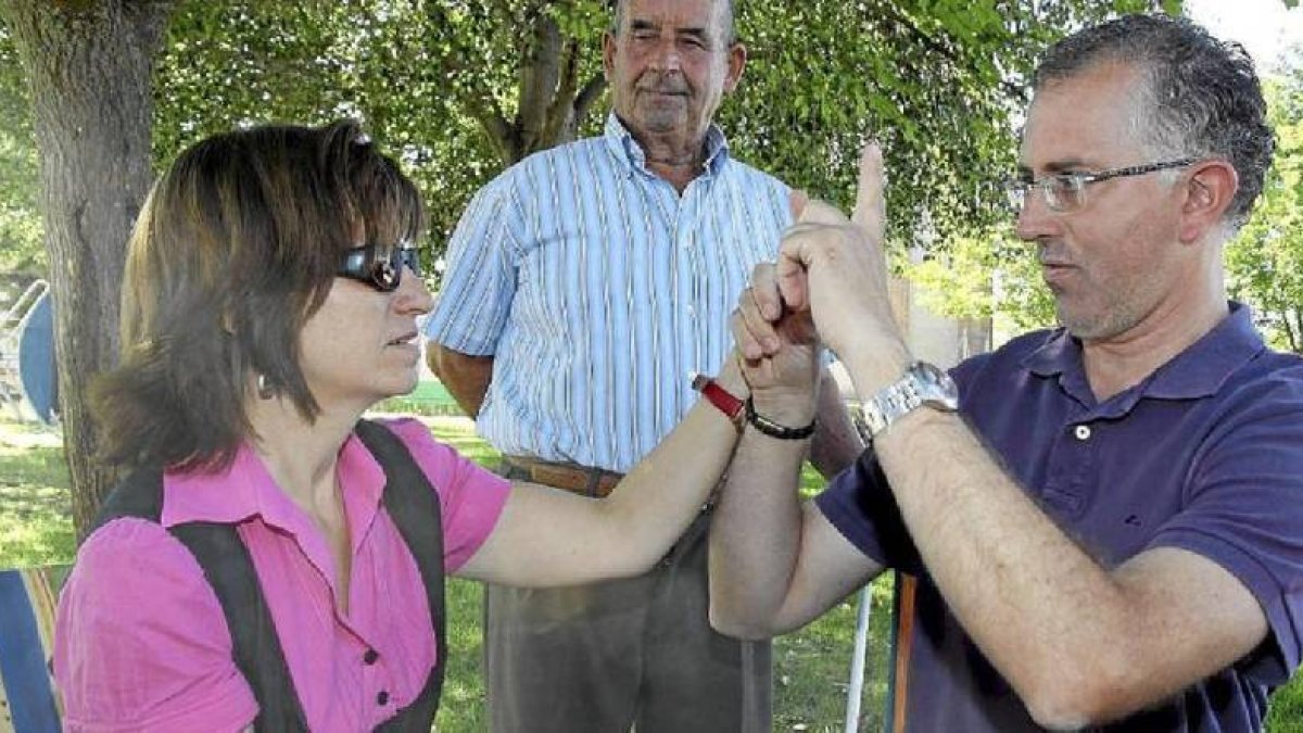 Jose Vicente Guerra, coordinador de ASOCYL, hace de intérprete de Paquita Nieto para EL-
