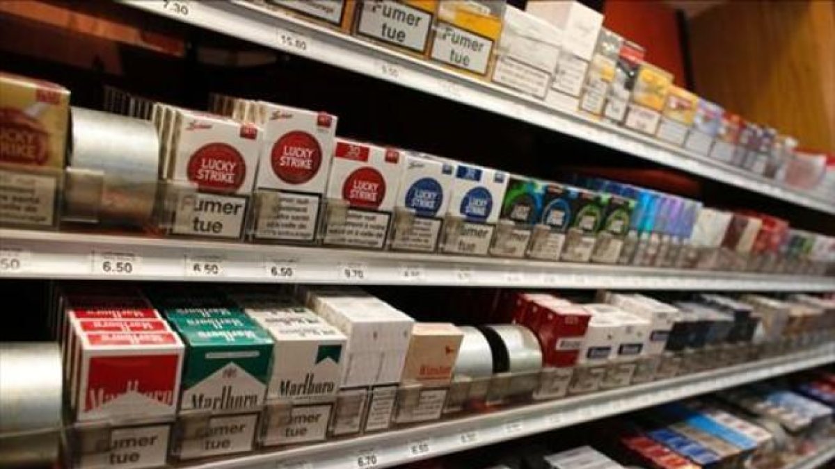 Estantería de un estanco de París, en marzo del 2015, llena de paquetes de cigarrillos de diferentes marcas.-AFP / THOMAS SAMSON