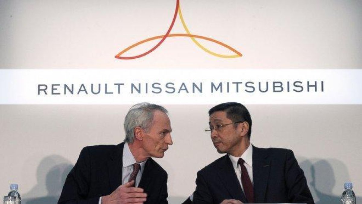 Jean-Dominique Senard (izquierda) e Hiroto Saikawa, CEO de Nissan.-AGENCIAS