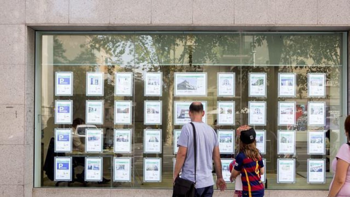 Una agencia inmobiliaria de Barcelona.-/ FERRAN NADEU