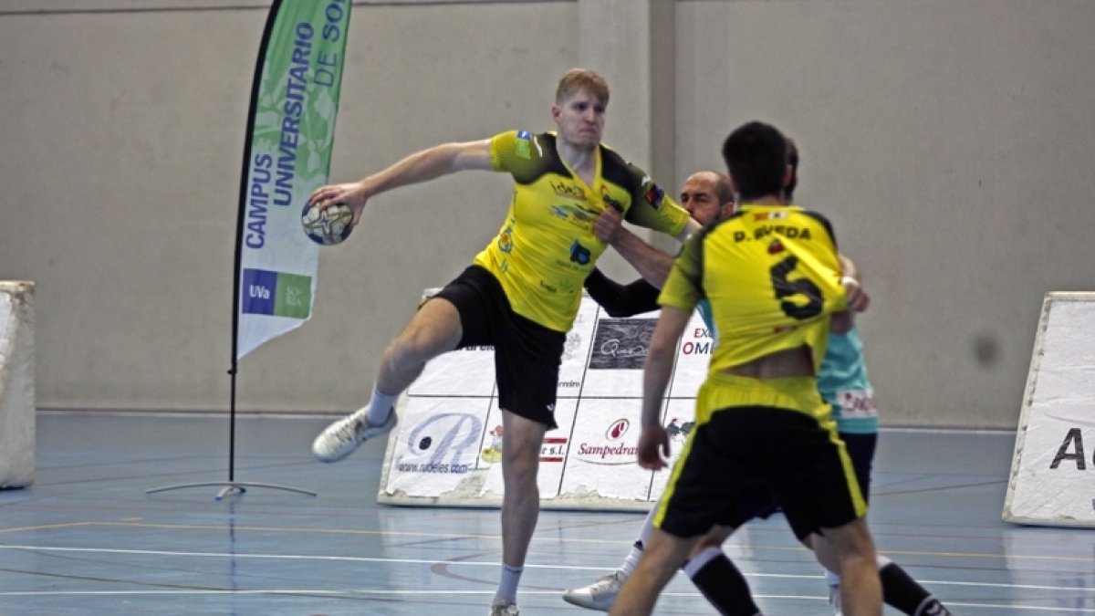 Fernando Nevado seguirá siendo jugador de Balonmano Soria. MARIO TEJEDOR.