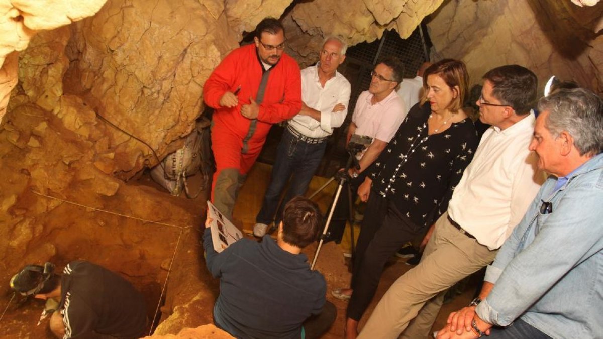 El director general de Patrimonio Cultural, Enrique Saiz, junto a la presidenta de la Diputación, Ángeles Armisén, visita el yacimiento de Cueva de Guantes en Villanueva de Arriba (Palencia).-ICAL