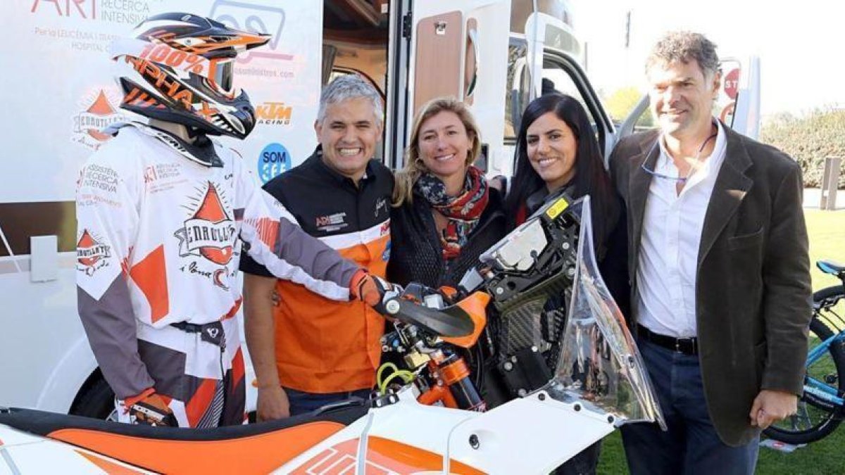 Nando Jubany, Àngela Juvé, Anna Orte y Xavier Beltrán, junto a la equipación de la KTM 450, en la presentación de la aventura del cocinero de Osona.-ALBERT BALLBE
