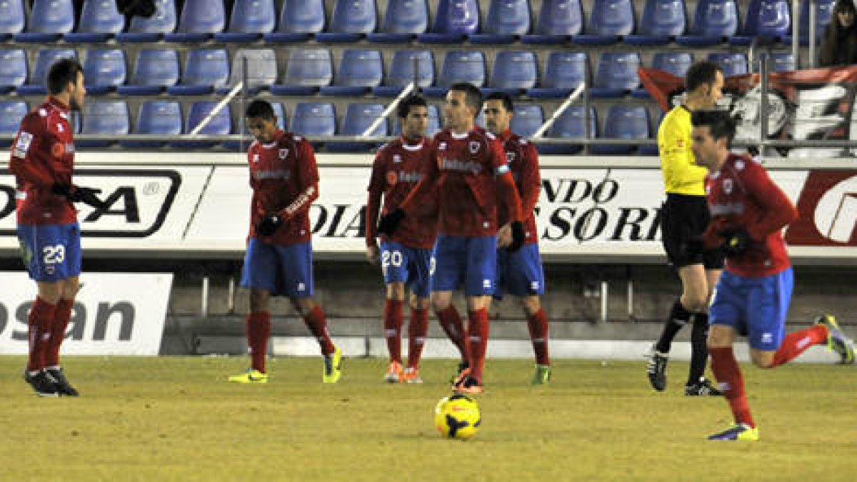 El Numancia también recibe demasiados goles a balón parado. / Álvaro Martínez-