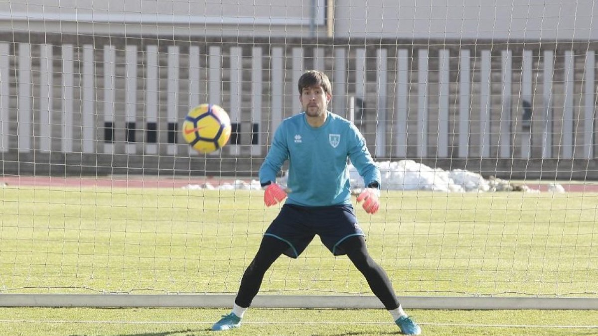 Aitor Fernández, en uno de los entrenamientos con el Numancia.-MARIO TEJEDOR