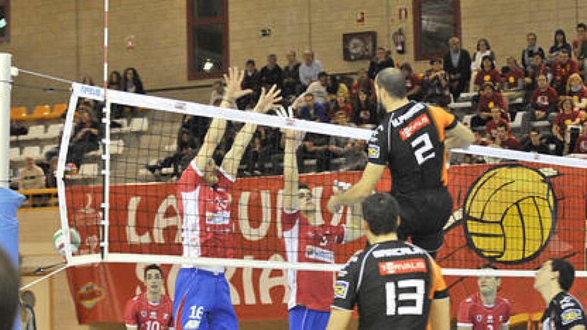 Dos jugadores del CMA intentan bloquear una acción ofensiva de Cai Teruel. / DIEGO MAYOR-
