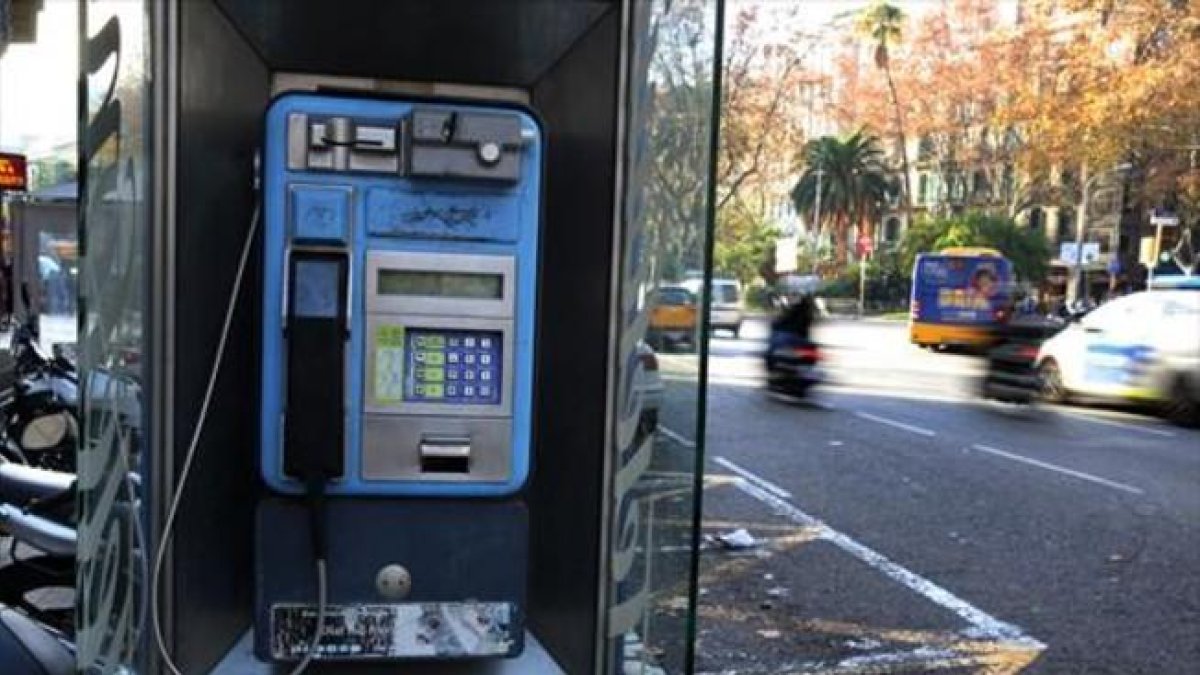 Cabina telefónica, apenas sin uso por la generalización del móvil.-RICARD CUGAT