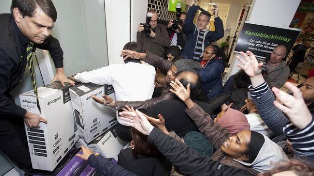 Momentos de tensión vividos en una tienda de electrodomésticos de Londres durante el Black Firday.-