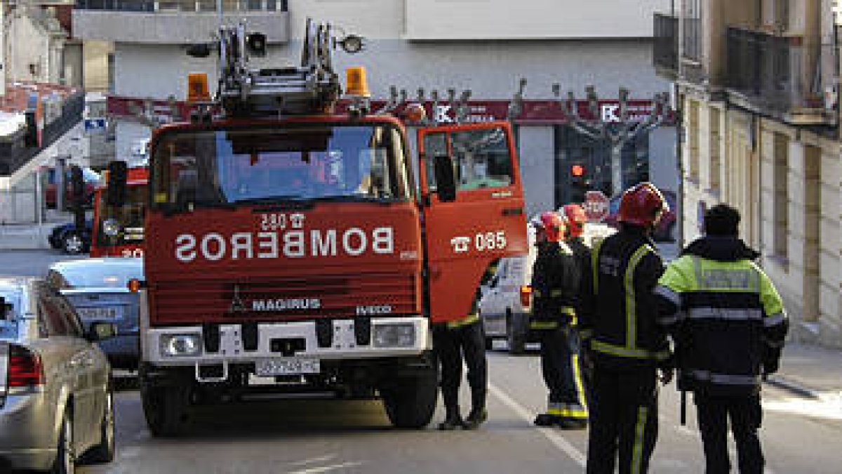 Imagen de los bomberos en una salida en la capital soriana. / VALENTÍN GUISANDE-