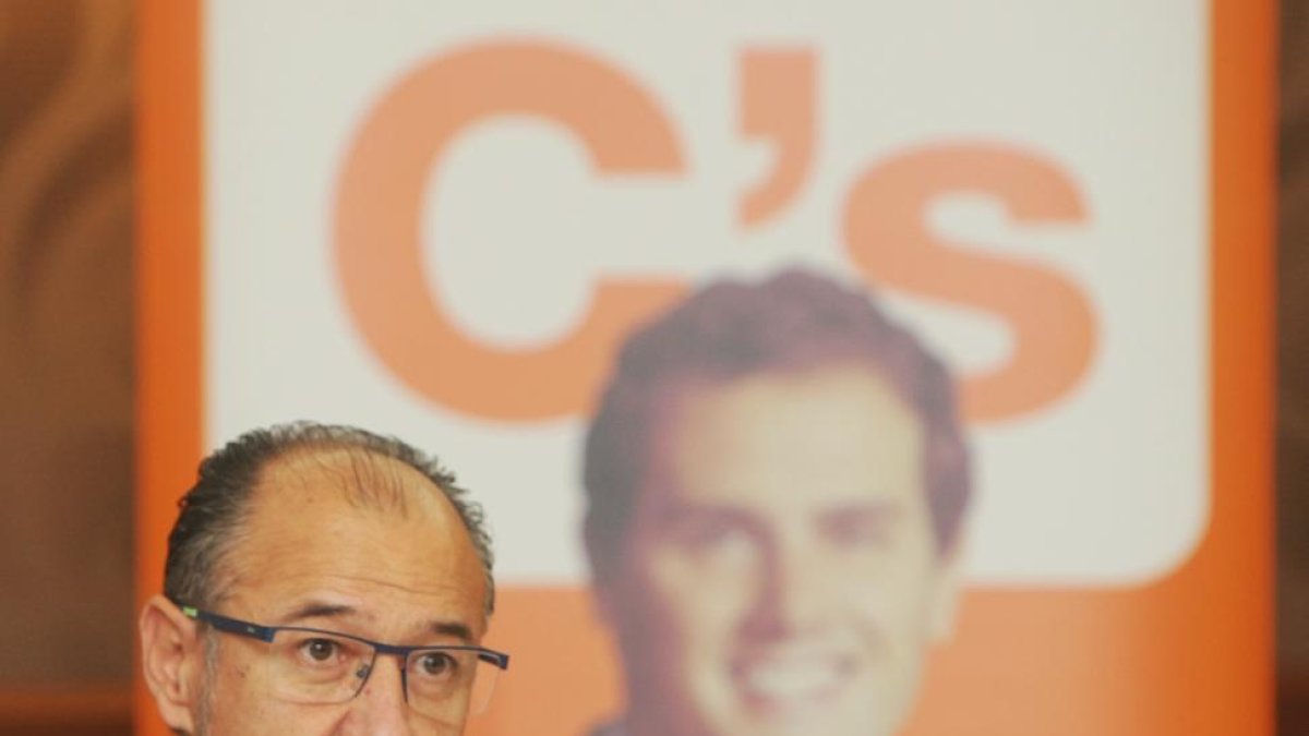El portavoz de Ciudadanos en las Cortes de Castilla y León, Luis Fuentes, durante la presentación del Plan de dinamizacion de las comarcas mineras en Ponferrada-Ical