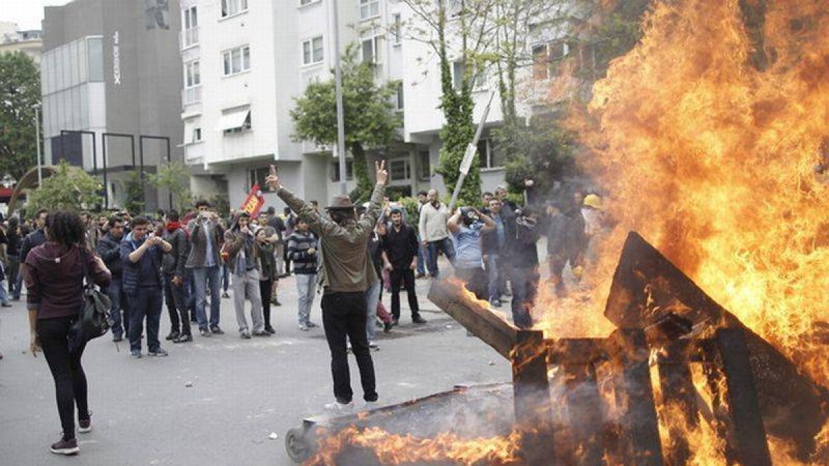 Manifestantes turcos se enfrentan a la policía antidisturbios durante una marcha por el Día Internacional de los Trabajadores en Estambul.-Foto: EFE / DENIZ TOPRAK