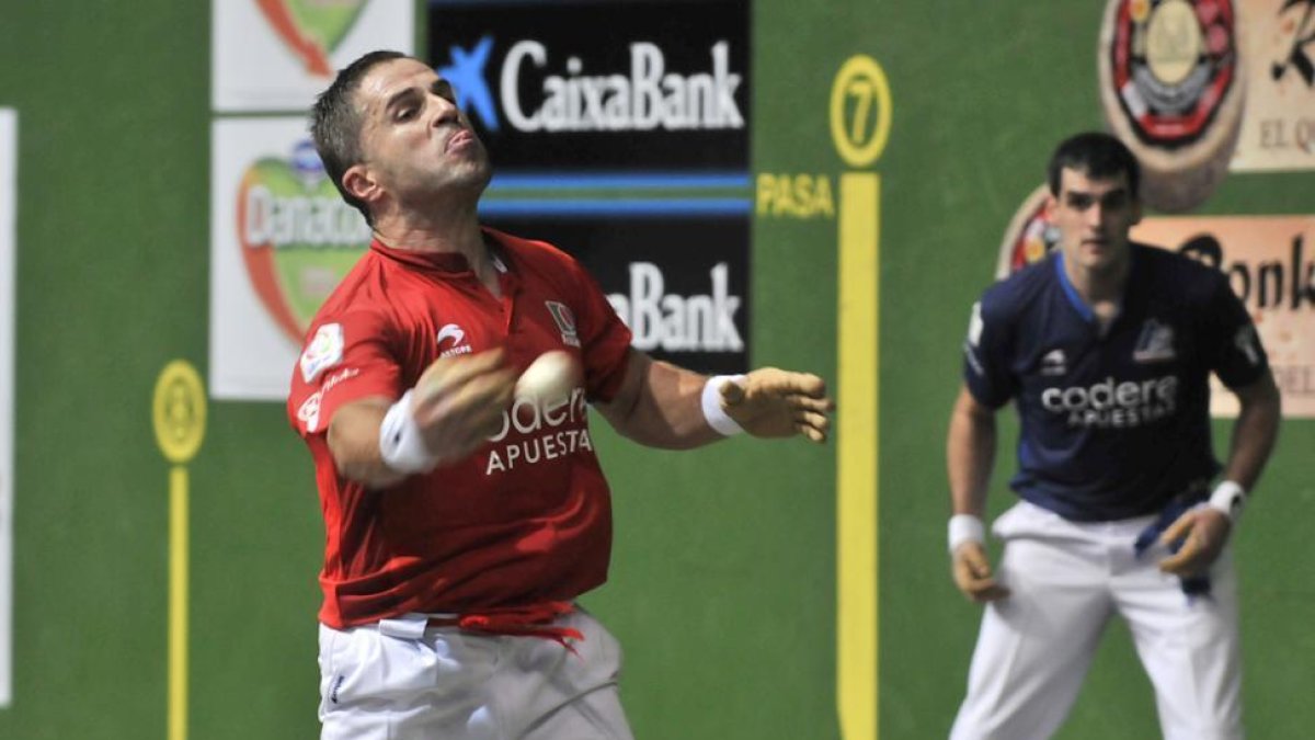 La velada de pelota mano que se vivió ayer en La Juventud se resolvió pronto en los dos partidos disputados, lo que hizo queno fueran encuentros vibrantes.-VALENTÍN GUISANDE