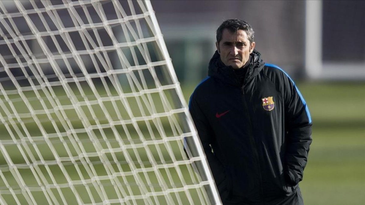 Valverde, pensativo, durante el último entrenamiento del Barça antes del clásico con el Madrid-JORDI COTRINA