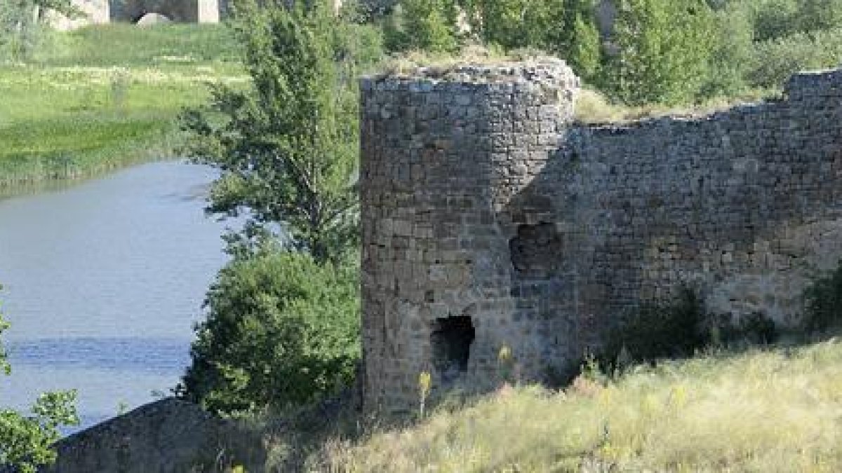Muralla de Soria, en las márgenes del Duero.-VALENTÍN GUISANDE
