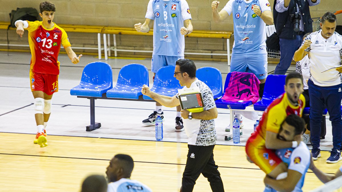 Alberto Toribio y los suyos cerebran un set en un partido de esta temporada. MARIO TEJEDOR