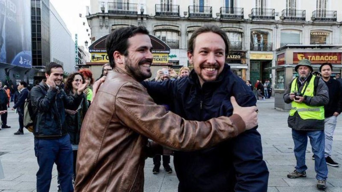 Pablo Iglesias y Alberto Garzón, en la Puerta del Sol, donde anunciaron el acuerdo de coalición entre Podemos e IU el 9 de mayo de 2016.-TWITTER / IU