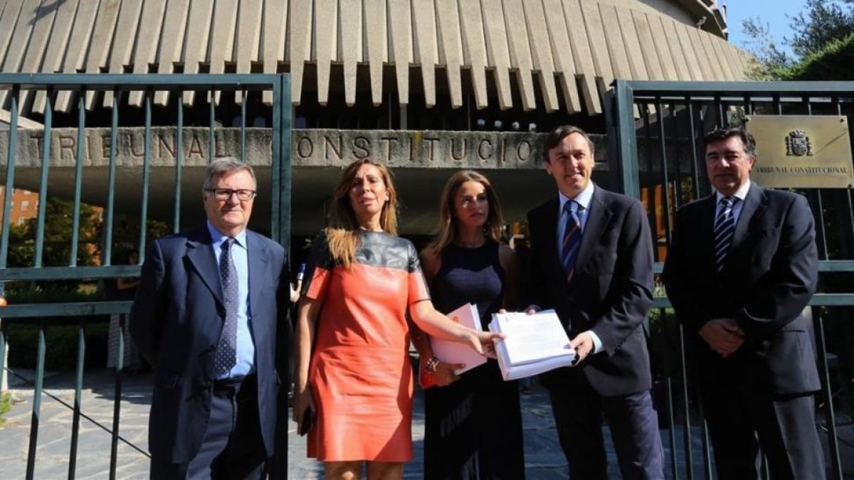 Los diputados del PP Rafael Hernando, José Antonio Bermúdez de Castro, Arturo García-Tizón y Alicia Sánchez-Camacho y la parlamentaria de Ciudadanos Patricia Reyes (en el centro), con el recurso ante el Tribunal Constitucional.-JUAN MANUEL PRATS