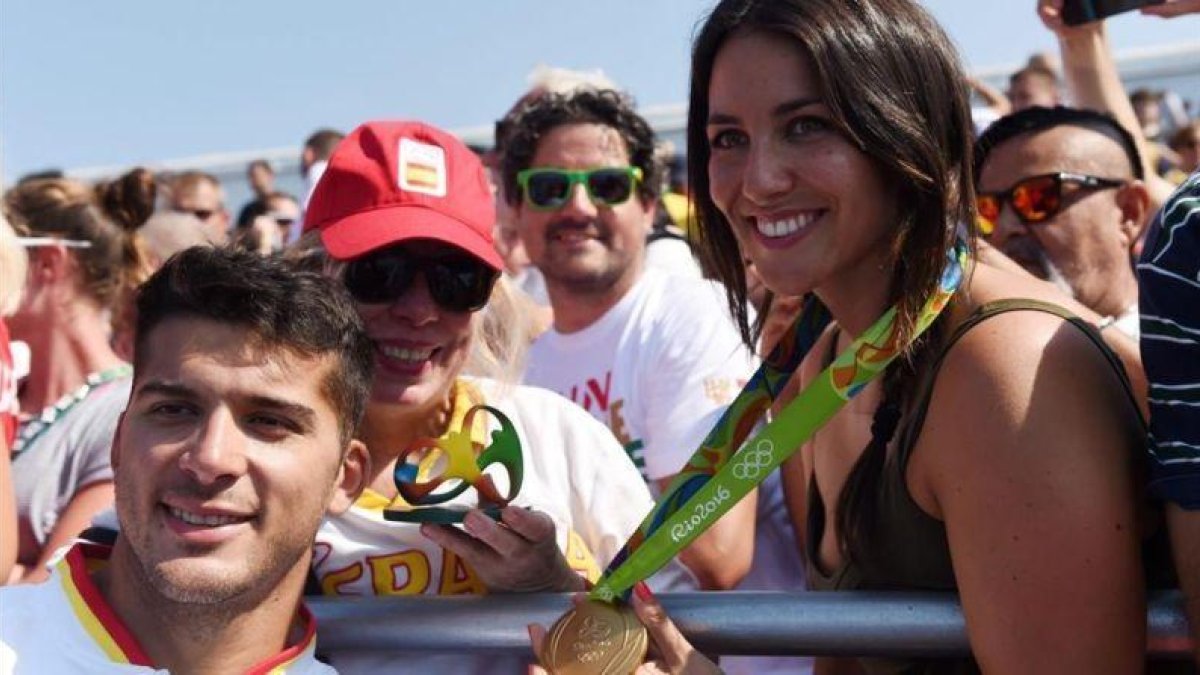 Cristian Toro celebra la medalla de oro con su madre, Elisa, y su novia, Irene Junquera.-EFE / FACUNDO ARRIZABALAGA