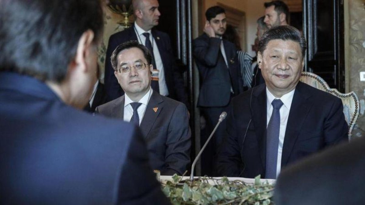 Jinping, de frente, con conte (de espaldas).-EL PERIÓDICO