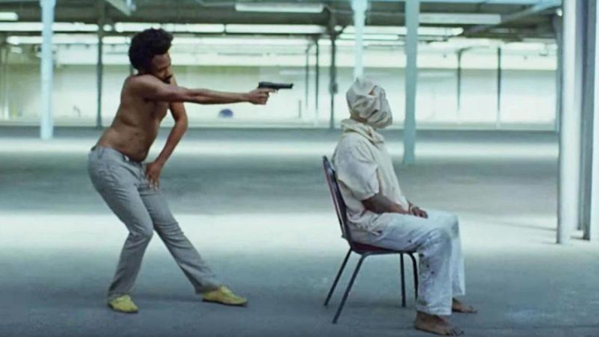 Glover, alias Childish Gambino, en una impactante imagen de su videoclip This is America.-EL PERIÓDICO