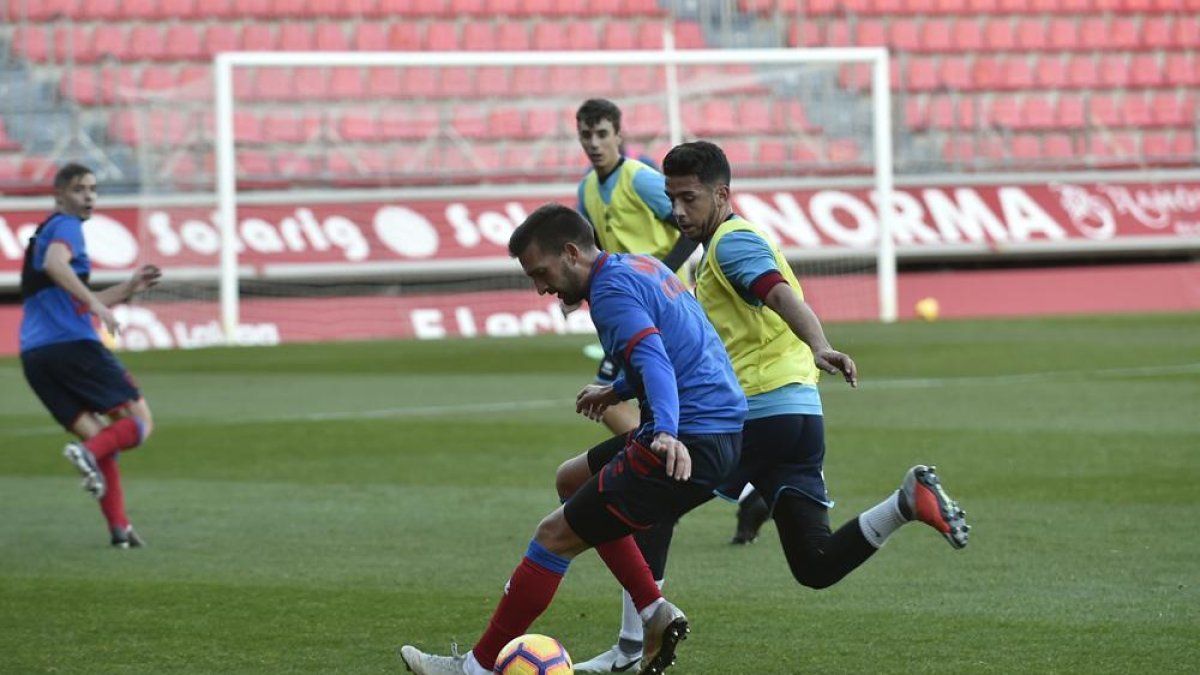 El Numancia ha preparado el partido de Granada midiéndose al filial rojillo durante la semana.-VALENTÍN GUISANDE