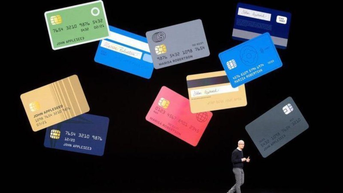 El consejero delegado de Apple, Tim Cook, presenta la tarjeta de crédito Apple Card.-AFP / NOAH BERGER