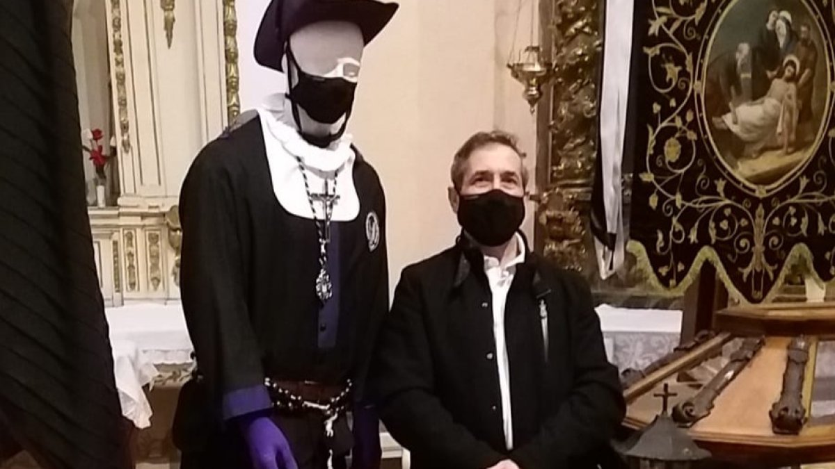 Gregorio Ormazábal, junto a un maniquí vestido con el traje de cofrade del Santo Entierro.-HDS