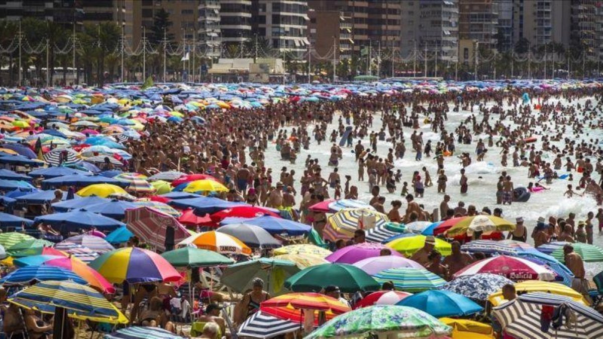 Veraneantes en la playa de Benidorm.-MIGUEL LORENZO