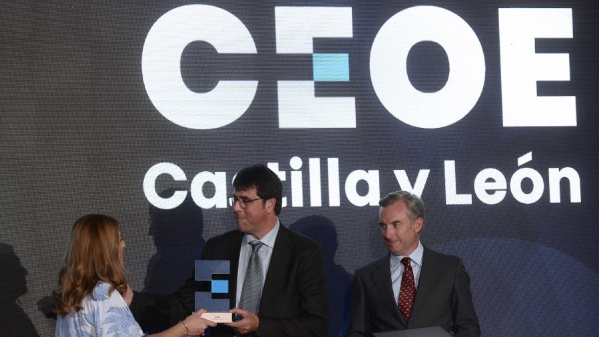Argiles recoge el premio por la labor de Nufri. HDS