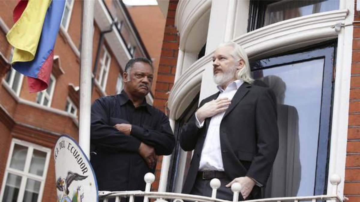Julian Assange en la embajada de Ecuador en Londres el pasado 21 de agosto.-AP / YUI MOK
