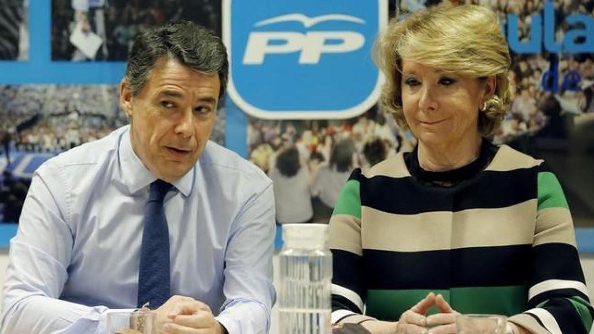 Ignacio González y Esperanza Aguirre, en una reunión del comité de dirección del PP de Madrid.-JOSÉ LUIS ROCA