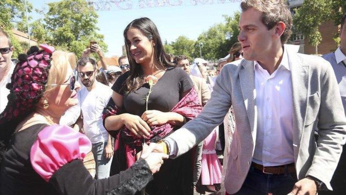 La candidata de Ciudadanos a la Alcaldía de Madrid, Begoña Villacís, junto al presidente de la formación, Albert Rivera, en la Pradera de San Isidro.-DAVID CASTRO