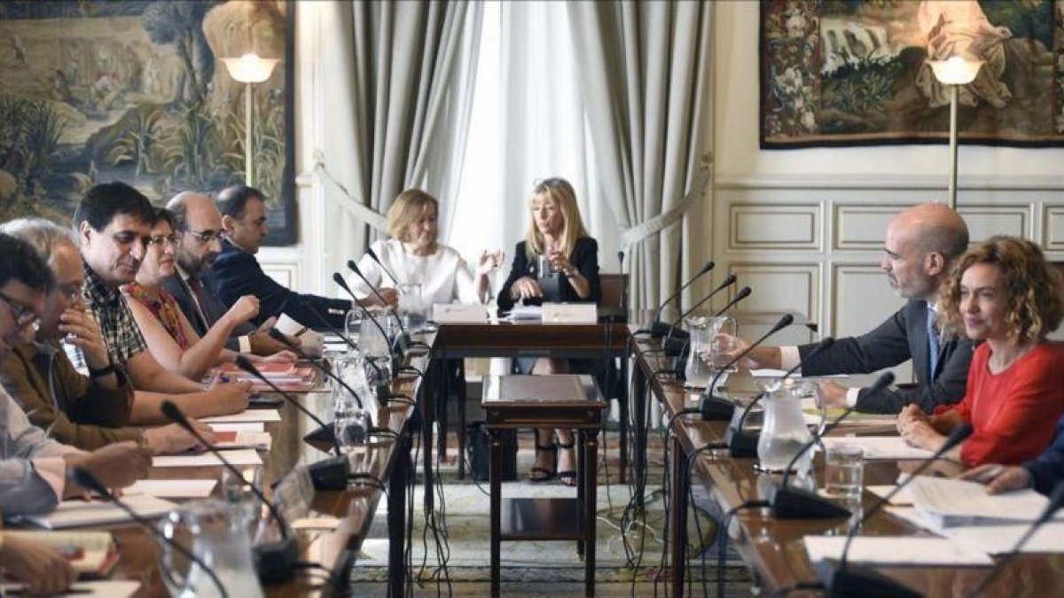 La ministra de Administraciones Territoriales, Meritxell Batet, junto al secretario de Estado de Función Pública, José Antonio Benedicto, en una reunión negociadora en julio pasado.-DAVID CASTRO