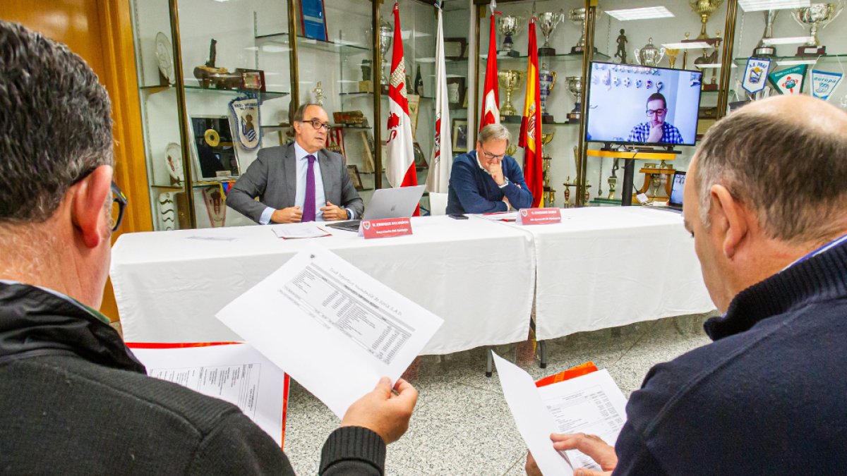 Junta general de accionistas del CD Numancia celebrada en la sala de trofeos del palco presidencial de Los Pajaritos. MARIO TEJEDOR