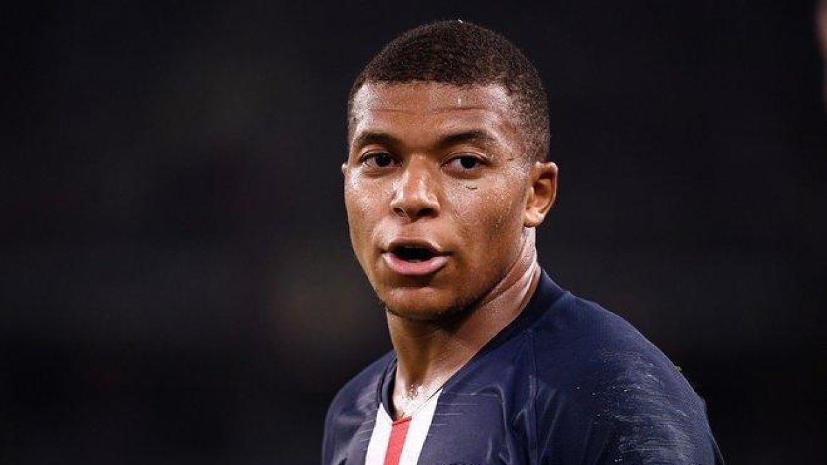 Mbappé durante un partido con el PSG.-AFP